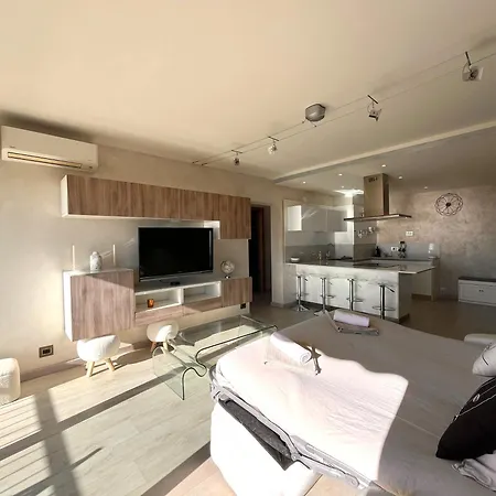 Elegant With Sea View And מנטון